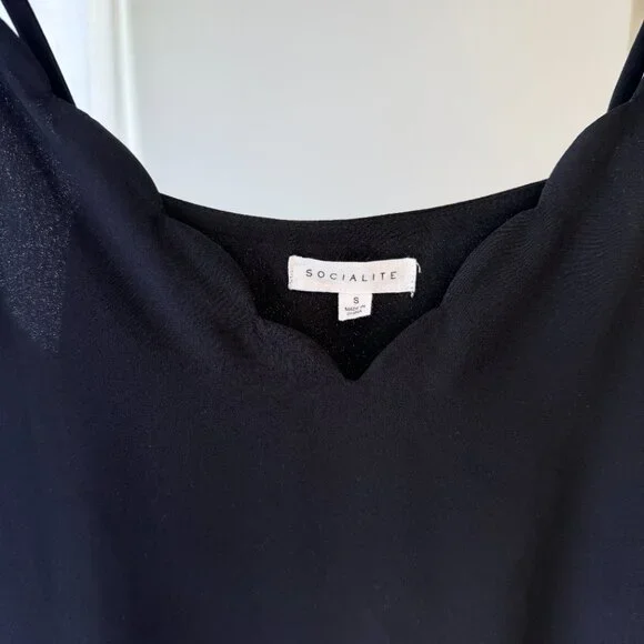 Women's Socialite Scalloped Tank - Picture 4 of 4